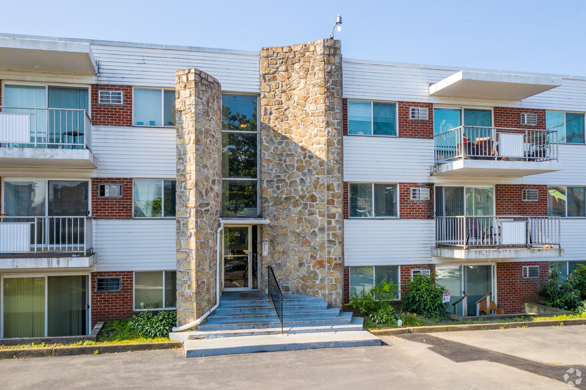 Washington Court Apartments photo 5