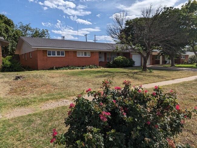 Building Photo - Large Updated 4 Bedroom Home Off University
