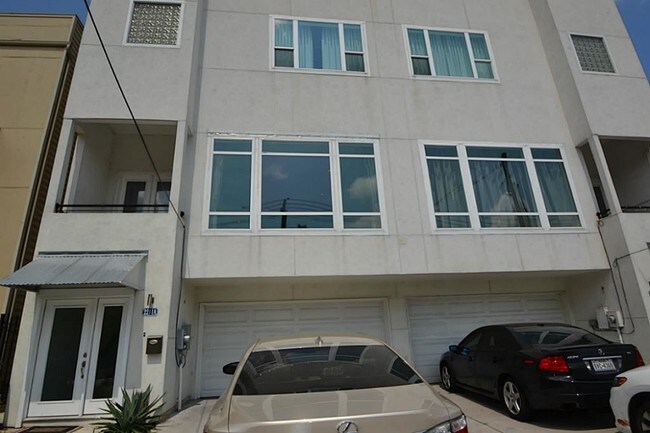 Building Photo - 2211 Detering St