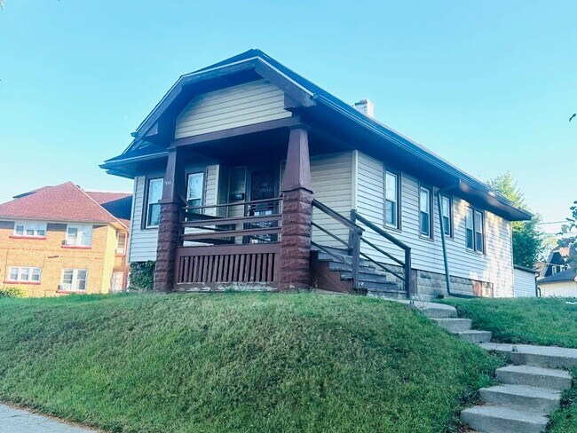 Building Photo - 4 Bedroom Single Family Home in Milwaukee