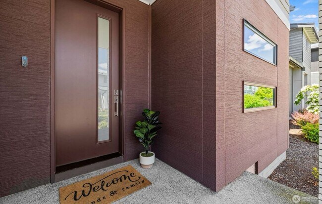 Building Photo - Gorgeous newer construction