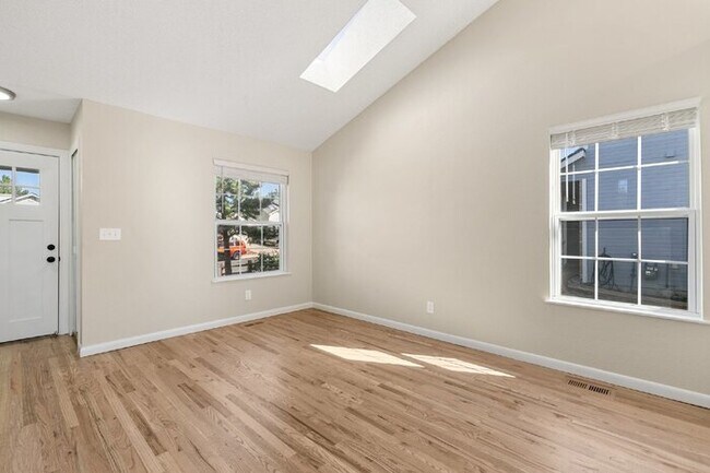 Foto del edificio - 8143 Steadman Dr