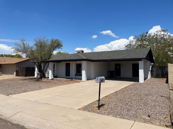 Foto principal - 3831 S Mitchell Dr