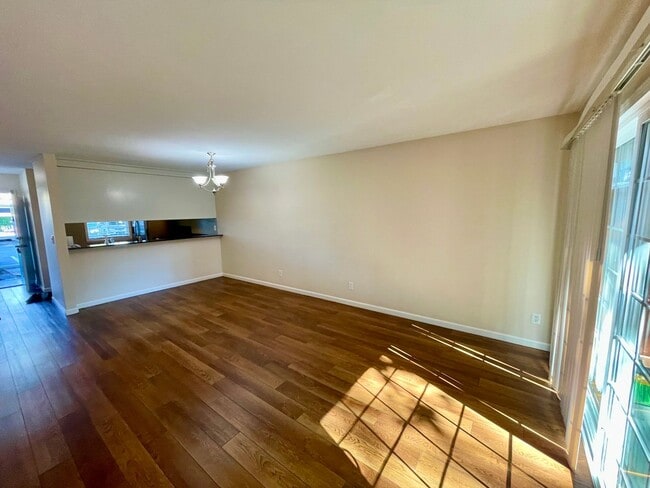 Building Photo - 2 Bedroom/ 1 Bathroom Newly Updated Apartm...