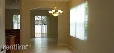 Foto principal - 3 br, 2.5 bath Townhome - 8305 W Sample Rd...