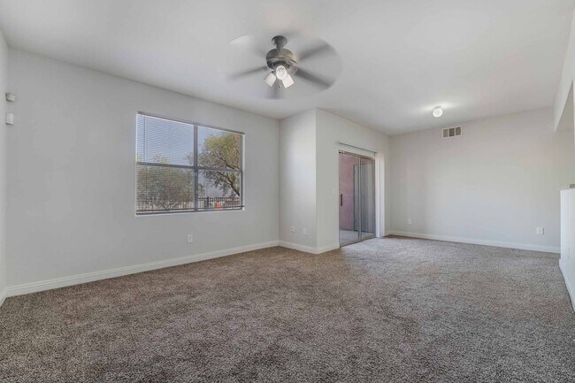 Foto del edificio - Beautiful Condo with Spacious Layout!
