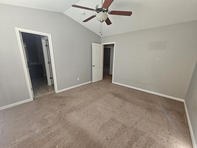 Building Photo - 439 Greentree Dr