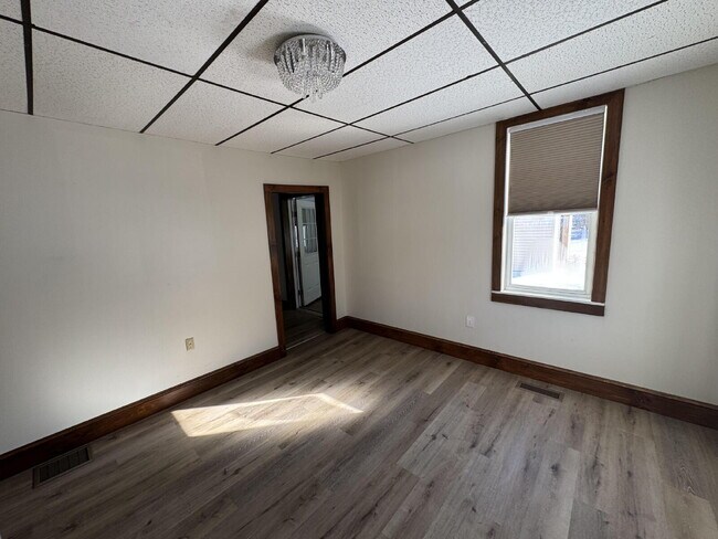 Foto del edificio - "Charming 3-Bed Home with Full Bath in Serene Spring Glen!"