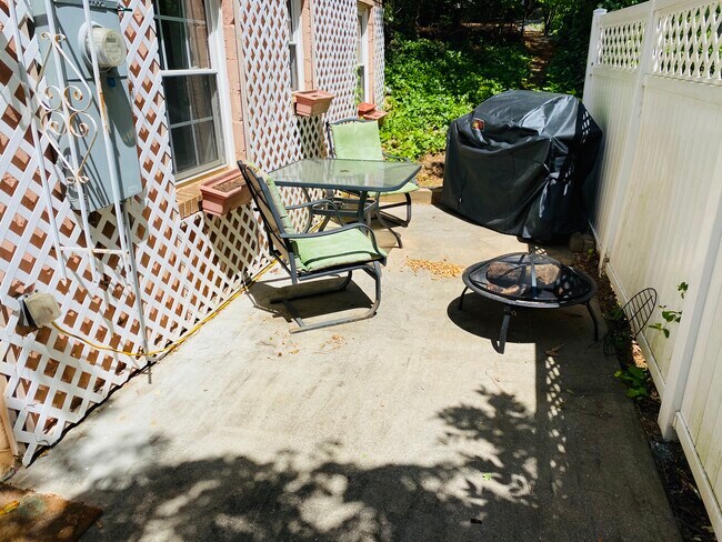 Foto del edificio - 1031 Burton Dr NE