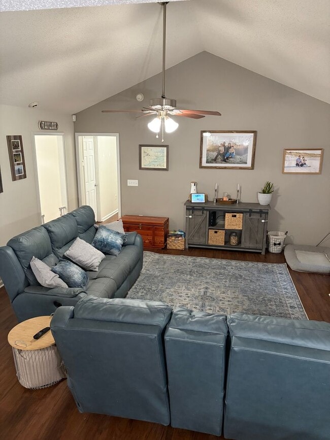 Building Photo - 207 Bluebird Ct