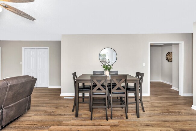Foto del edificio - 2406 Shady Lane Dr NW