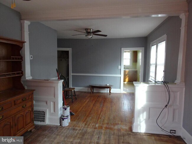 Building Photo - 605 Deemer Pl