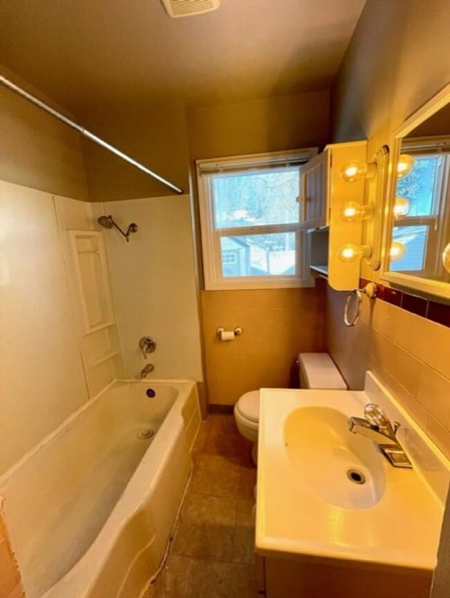 Building Photo - Charming home in Downtown Redmond with huge fenced yard and lots of storage!