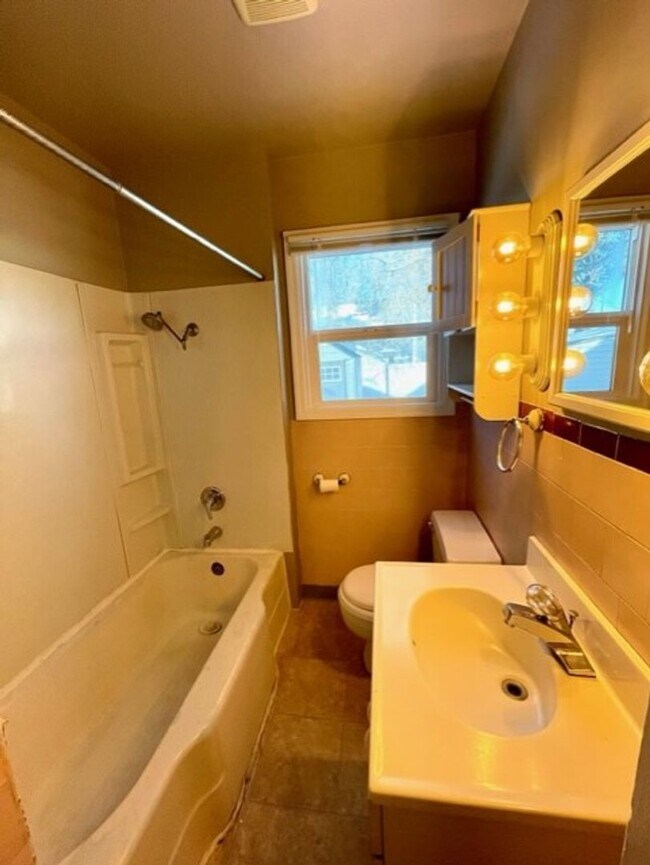 Foto del edificio - Charming home in Downtown Redmond with huge fenced yard and lots of storage!