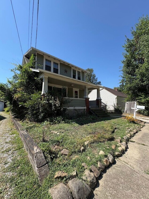 Foto principal - Three bedroom one bathroom home for rent
