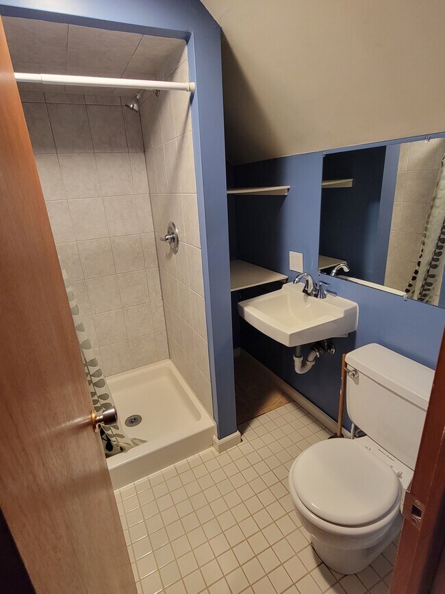 baño de arriba - 3507 17th Ave NW