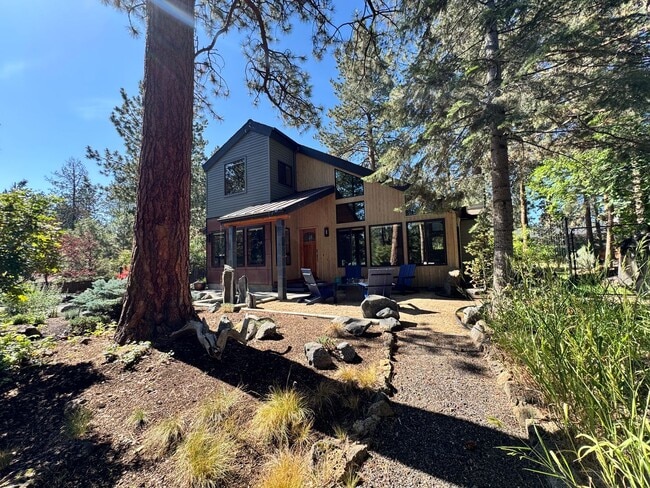 Foto del edificio - FOR RENT: FURNISHED LONG-TERM EXTREMELY COZY, PRIVATE & COMFORTABLE BEND HOME WITH MAINTAINED HUG...