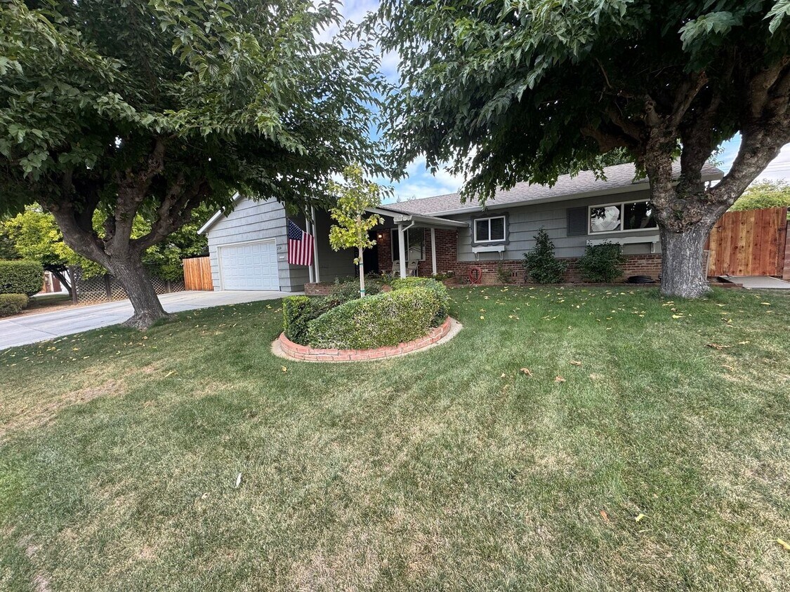 Foto principal - Gorgeous Updated 3 Bedroom in the heart of...