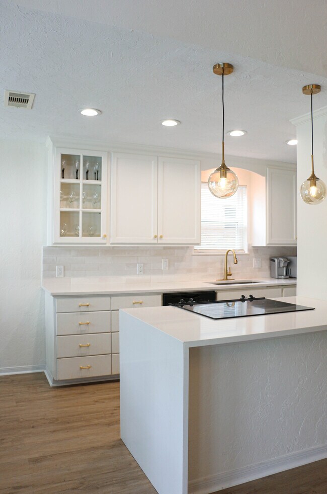 Building Photo - 6023 Vickijohn Dr