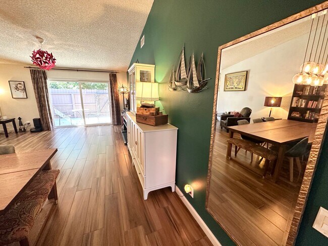 Foto del edificio - Beautiful Condo Located in Desirable Anaheim Community!