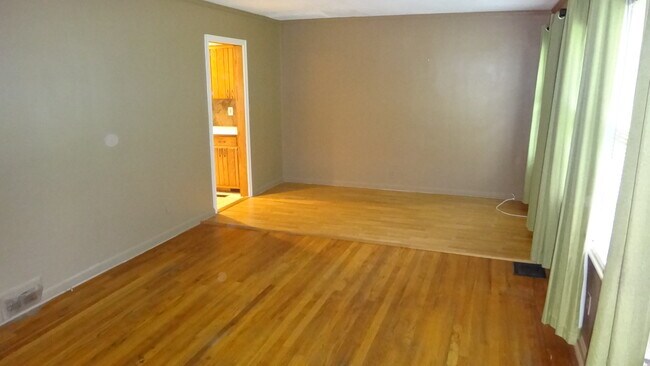 Sala de estar - 1010 Courtenay Dr NE