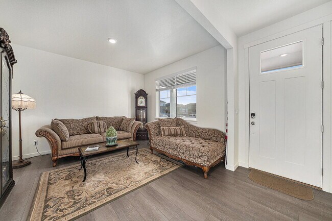 Foto del edificio - Rent this Immaculate Home in Johnstown Vil...