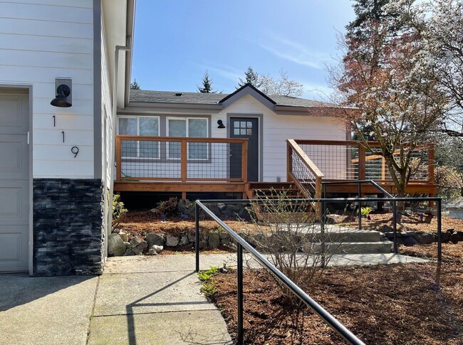 Building Photo - Beautifully Remodeled in Cascade Locks