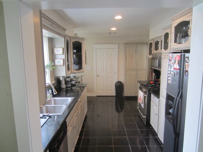 Kitchen - 5180 Exposition Blvd