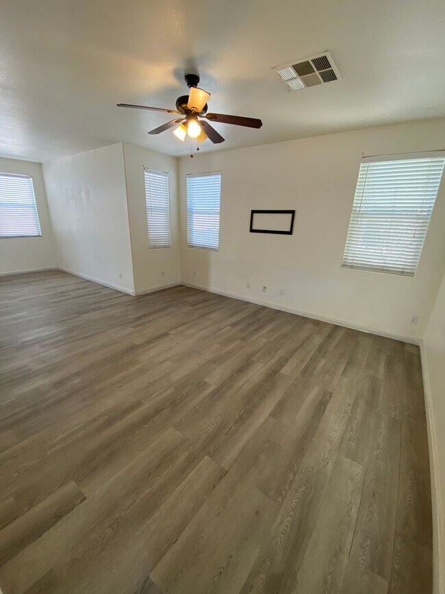 Foto del edificio - AMERICANA Property Mgmt - Beautiful 3 beds, 2 story home near Sam Boyd