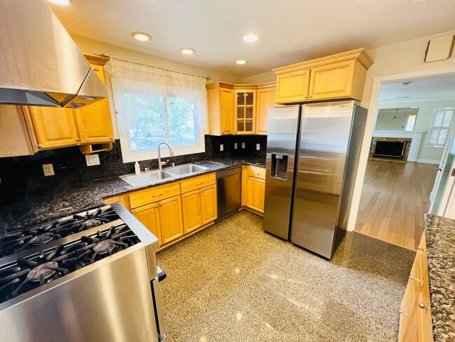 Building Photo - Beautiful House with Hardwood Floors. 2 ca...