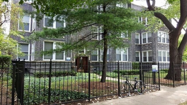 Building Photo - 1256 W Montrose Ave