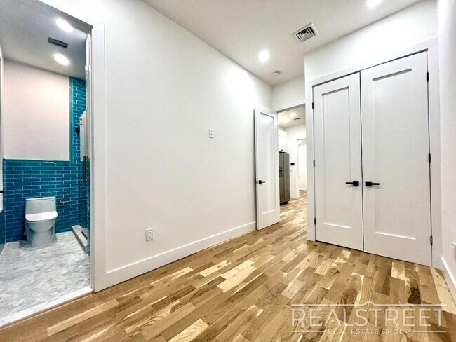 Building Photo - Marconi Place