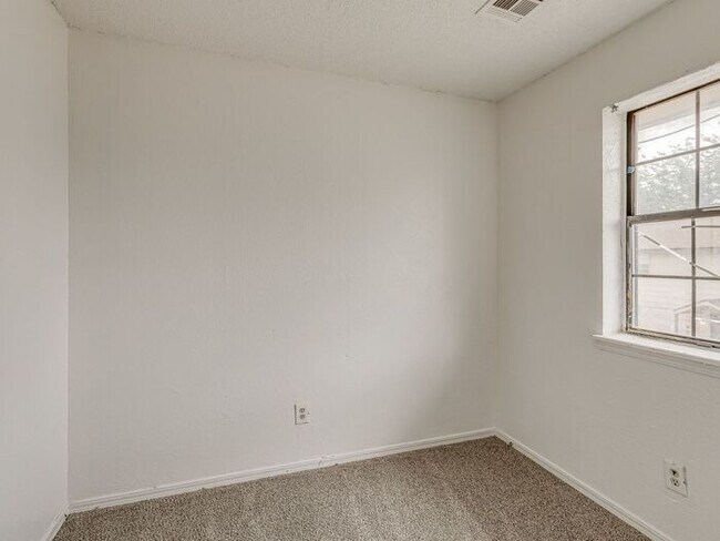 Foto del edificio - MOVE IN SPECIAL NO DEPOSIT IF LEASED BY JU...