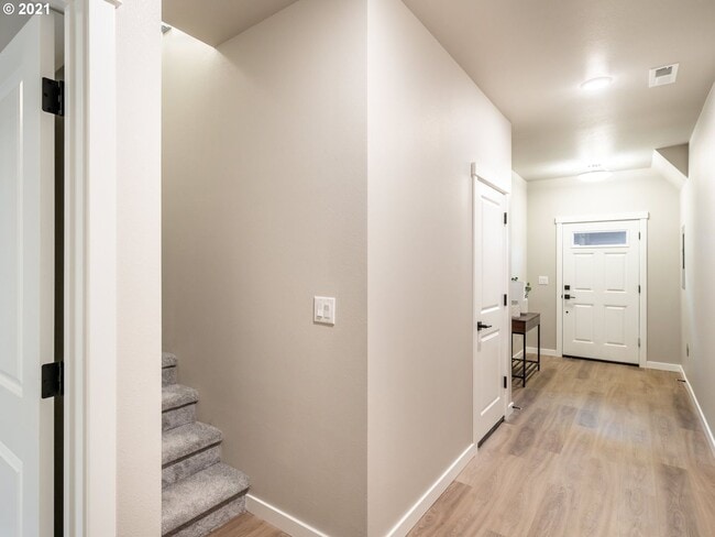 Building Photo - Detached Townhouse, 3br 3.5bth, Built 2022, Gorgeous upgrades