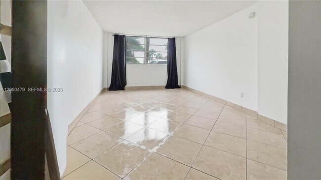 Foto del edificio - 16450 Miami Dr