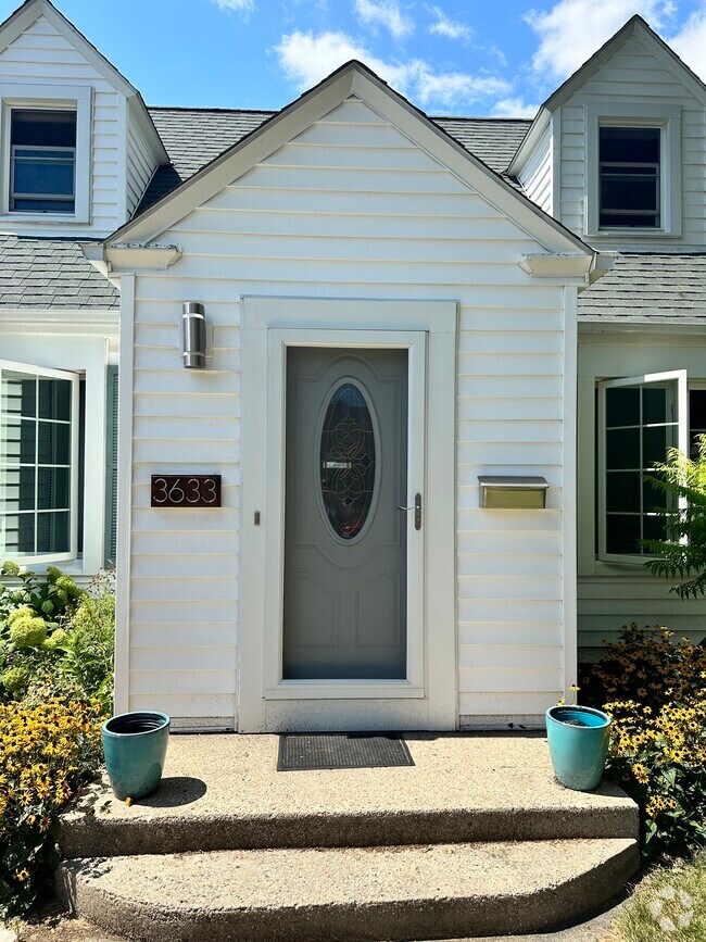 Best Luxury Wilson Park Manor Apartments for Rent Milwaukee, WI 1