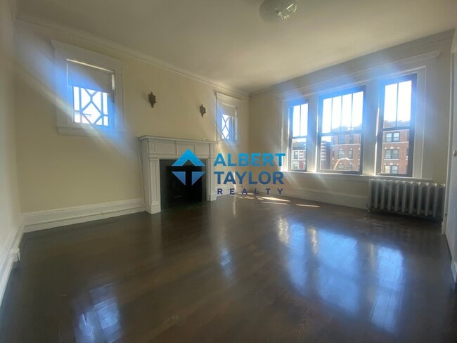 Building Photo - 458 Park Dr
