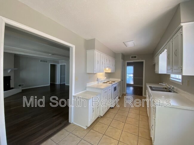 Building Photo - 5438 Elmhurst Ave