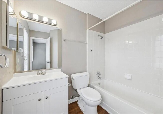 Building Photo - 1015 E Yager Ln