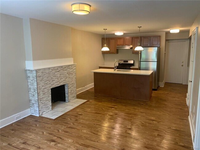 Foto del edificio - 1107 E Genesee St