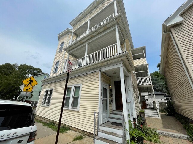 Foto del edificio - 183 Rindge Ave