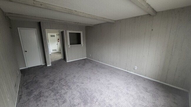 Foto del edificio - 2 bed 1 bath apartment