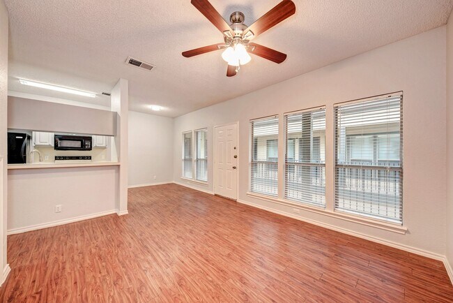 Building Photo - PRELEASE 8/15/2025 2 bed 2 bath
