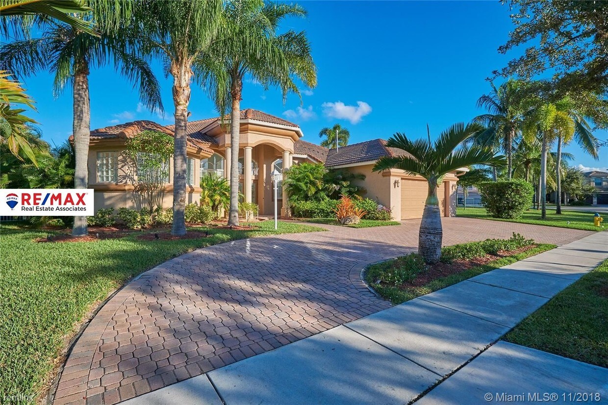Foto principal - 4 br, 3 bath House - 1800 NW 140th Ter