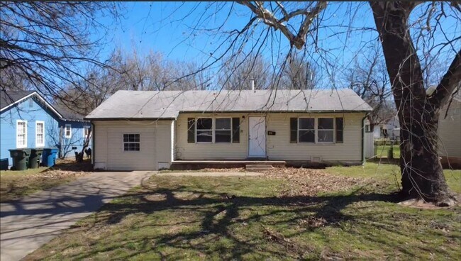 Building Photo - Charming 4 Bedroom House!