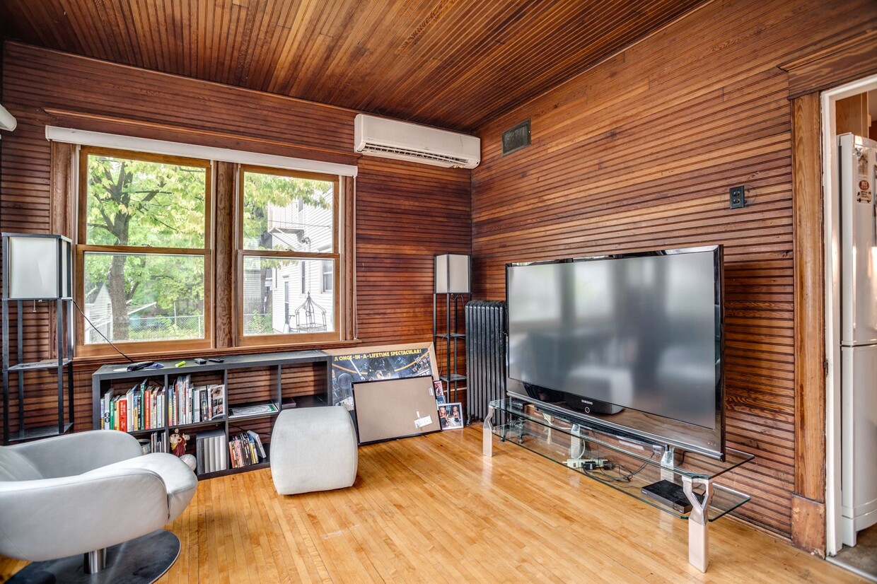 Foto principal - 3040 James Ave S