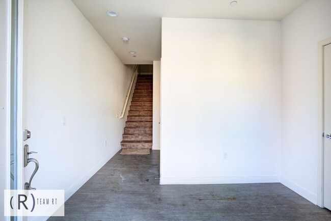 Foto del edificio - TRI-LEVEL TOWNHOME IN ELEMENTS OF ROSEMEAD!