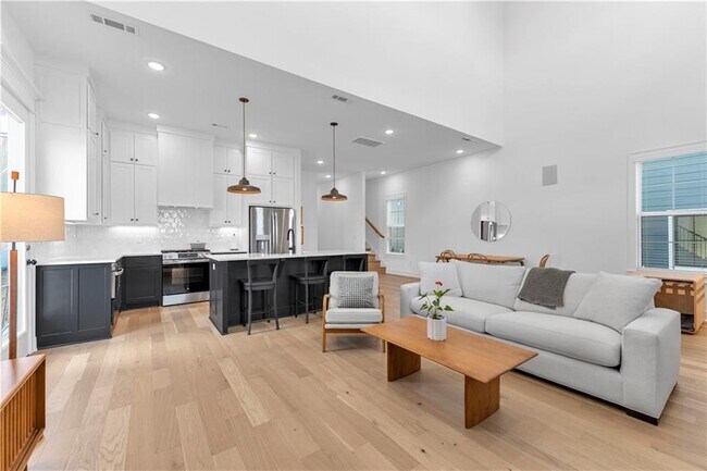 Building Photo - 2047 E Little Crew Dr