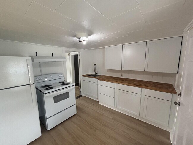 Foto del edificio - Completely Renovated 1-Bedroom + Bonus Room — Walk Everywhere in Brunswick!