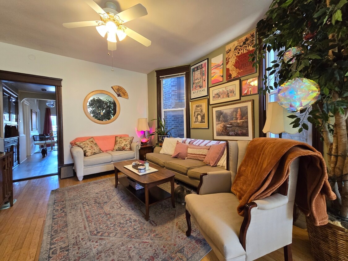 Primary Photo - 1038 W Roscoe St